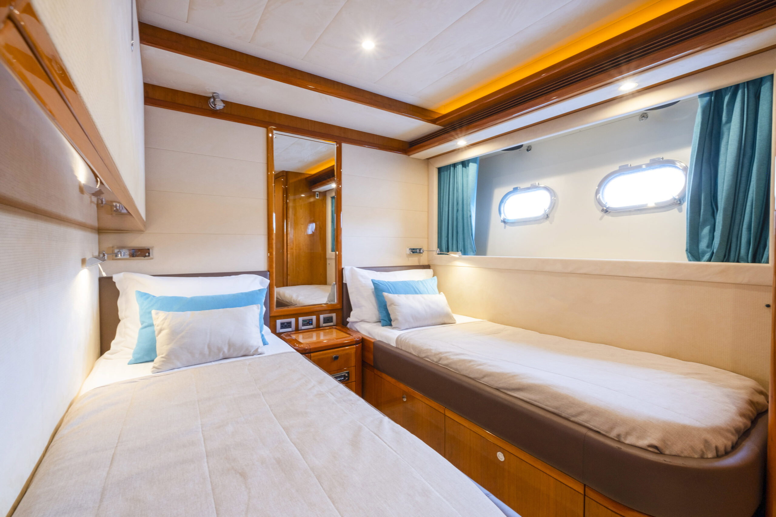 Ferretti 830