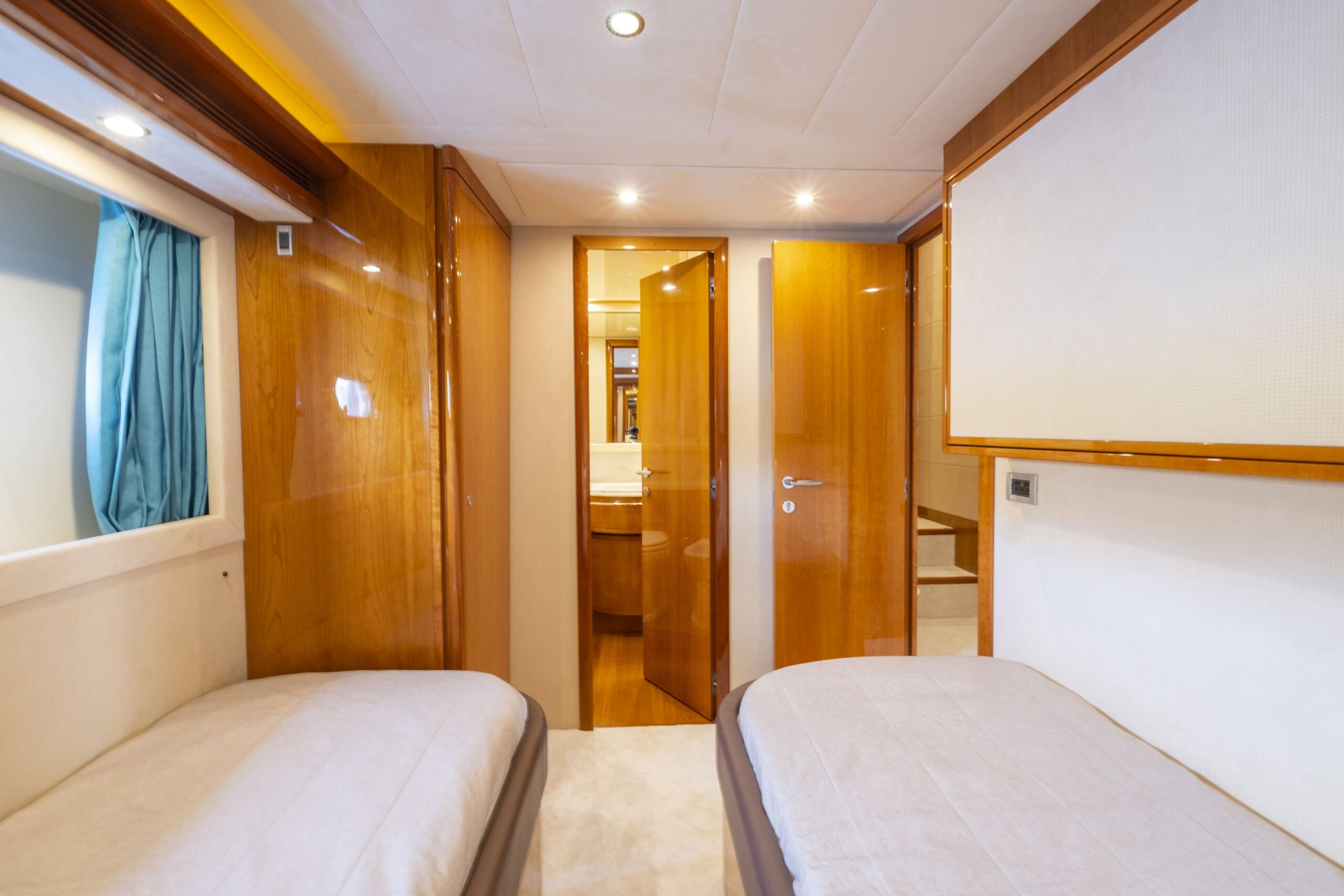 Ferretti 830