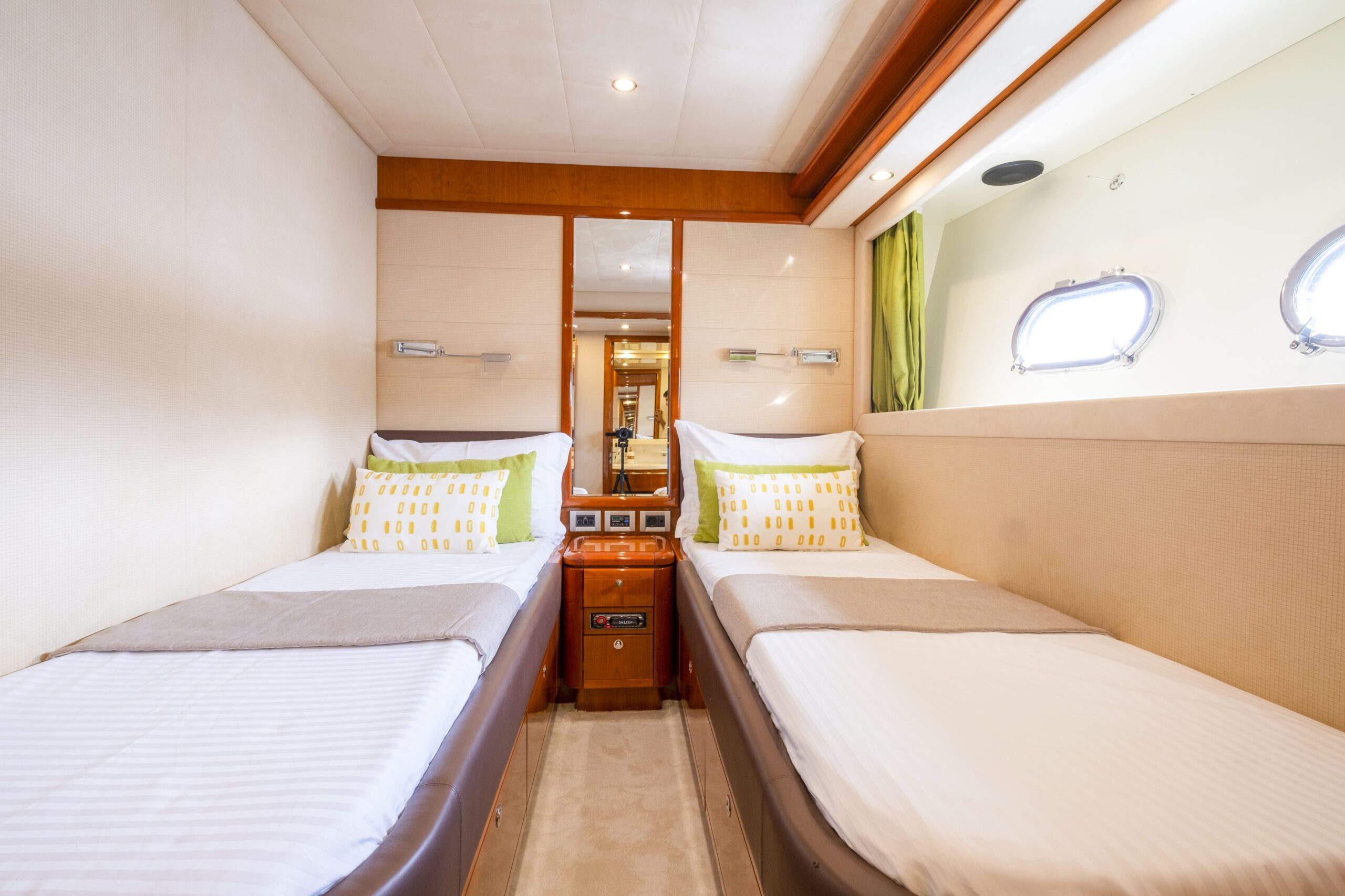 Ferretti 830
