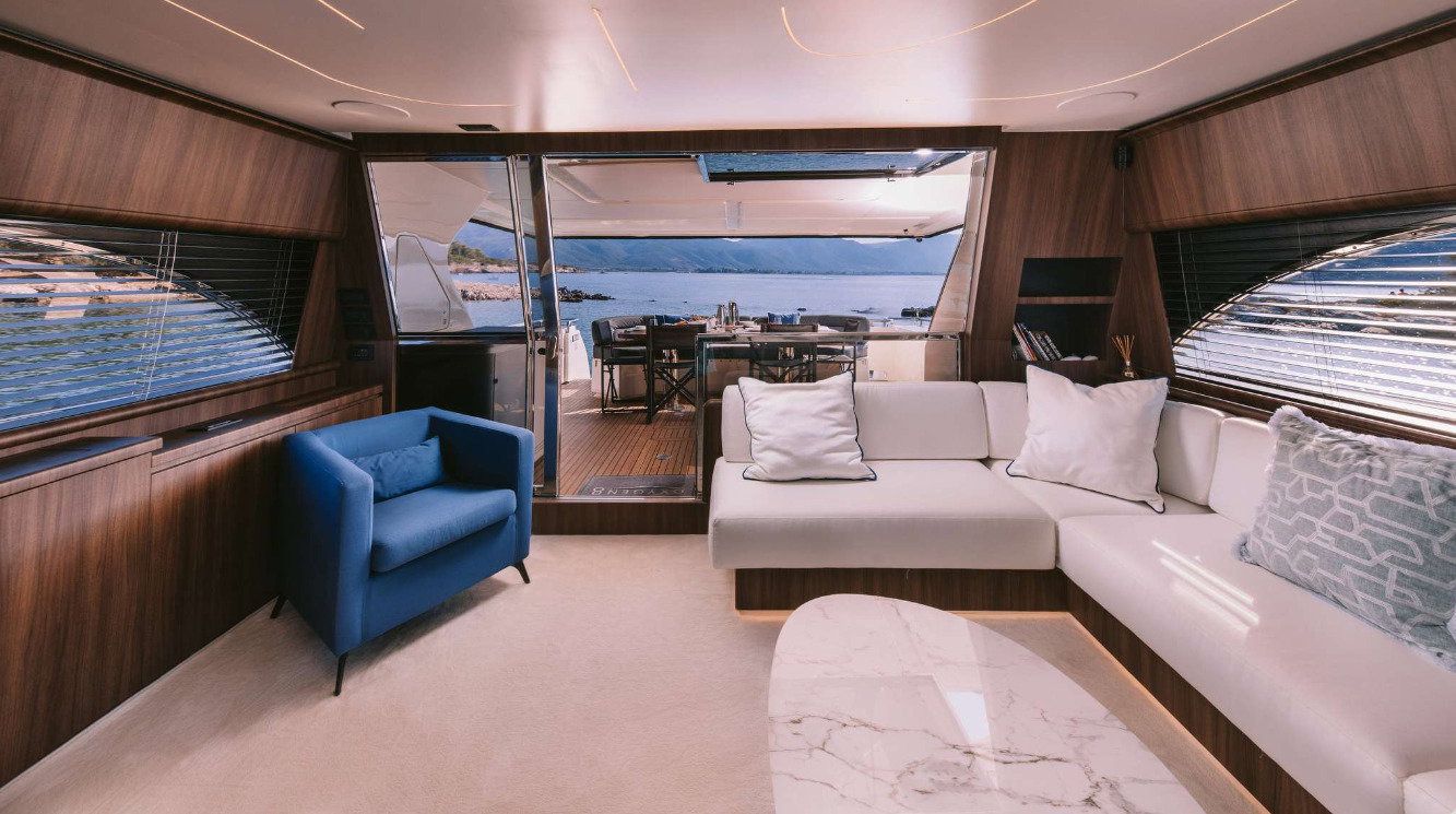 Ferretti 810