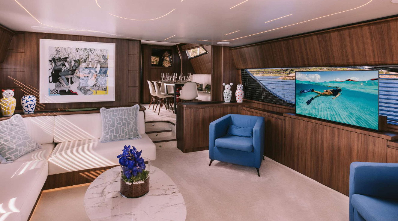 Ferretti 810