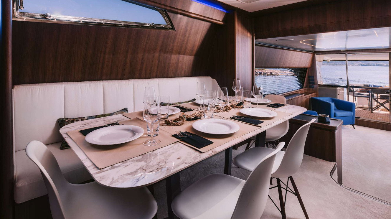 Ferretti 810