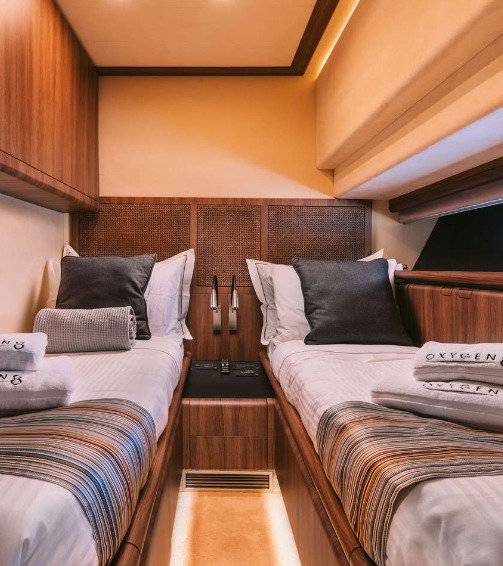Ferretti 810