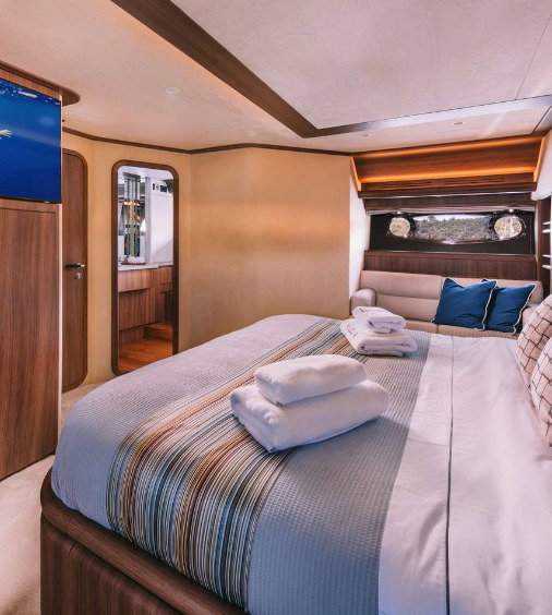 Ferretti 810