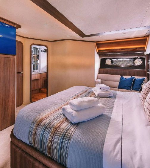Ferretti 810