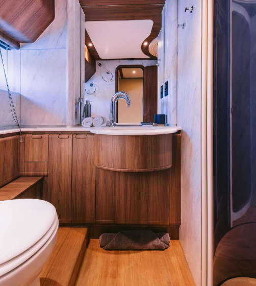 Ferretti 810