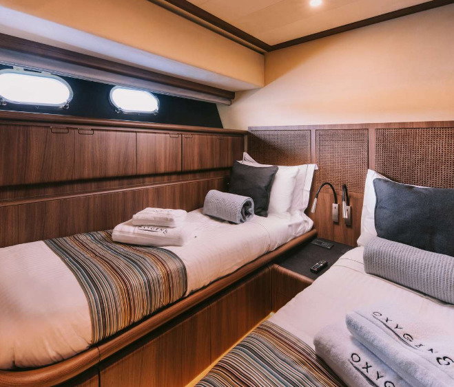 Ferretti 810