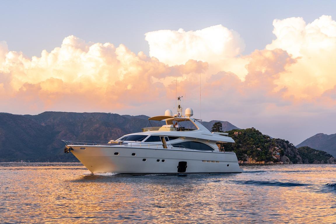 Ferretti 830