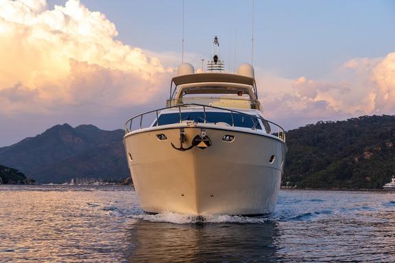 Ferretti 830