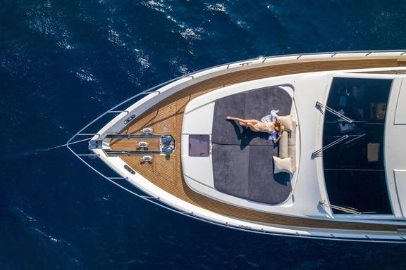 Ferretti 830