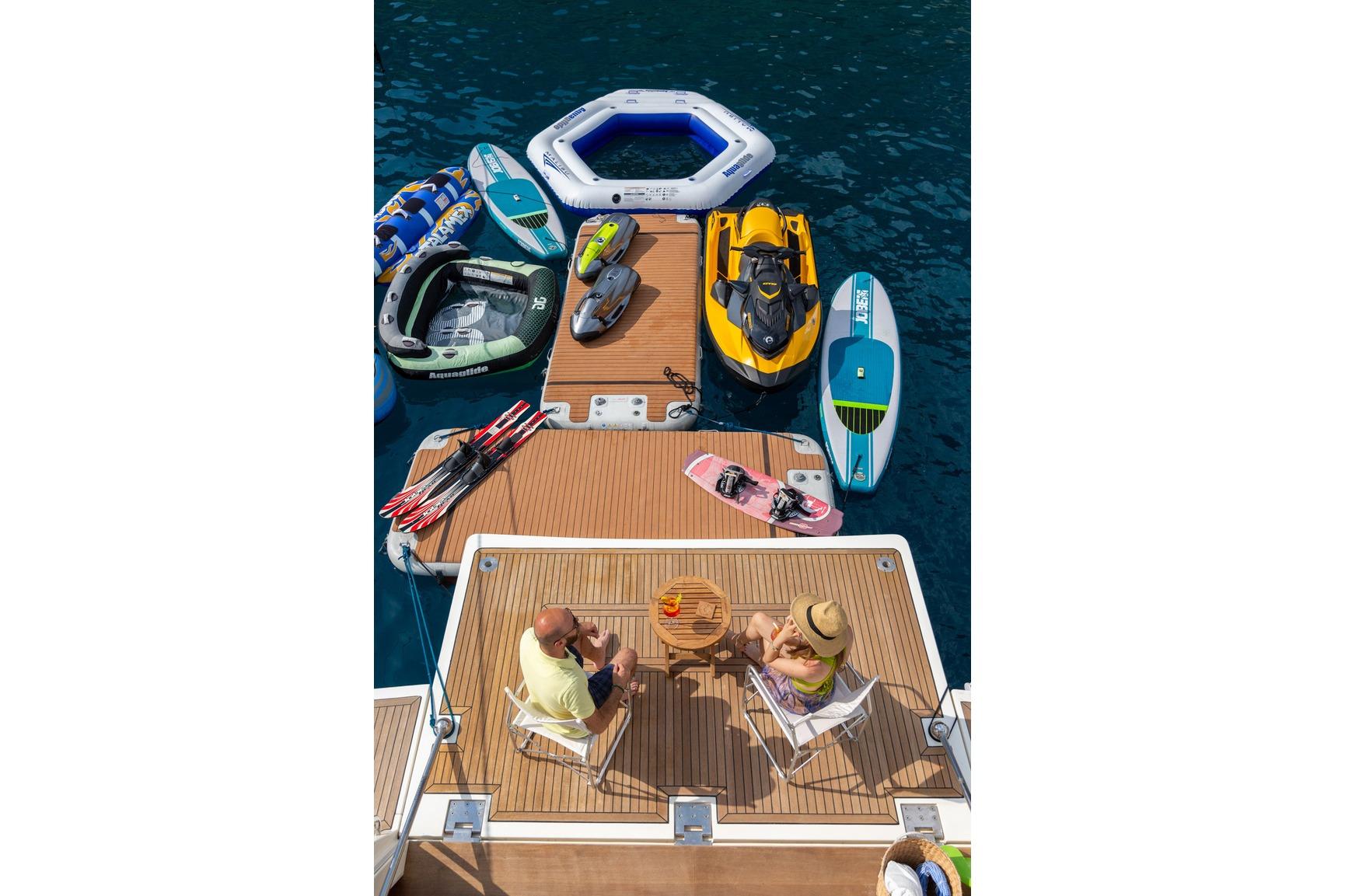 Ferretti 830
