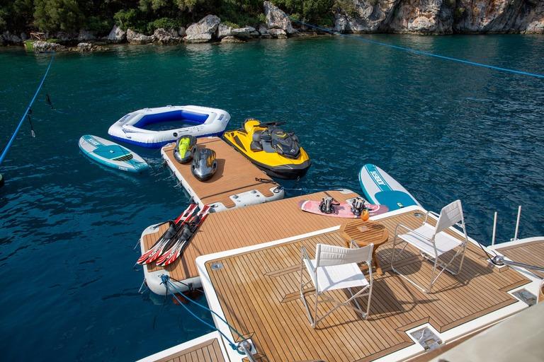 Ferretti 830