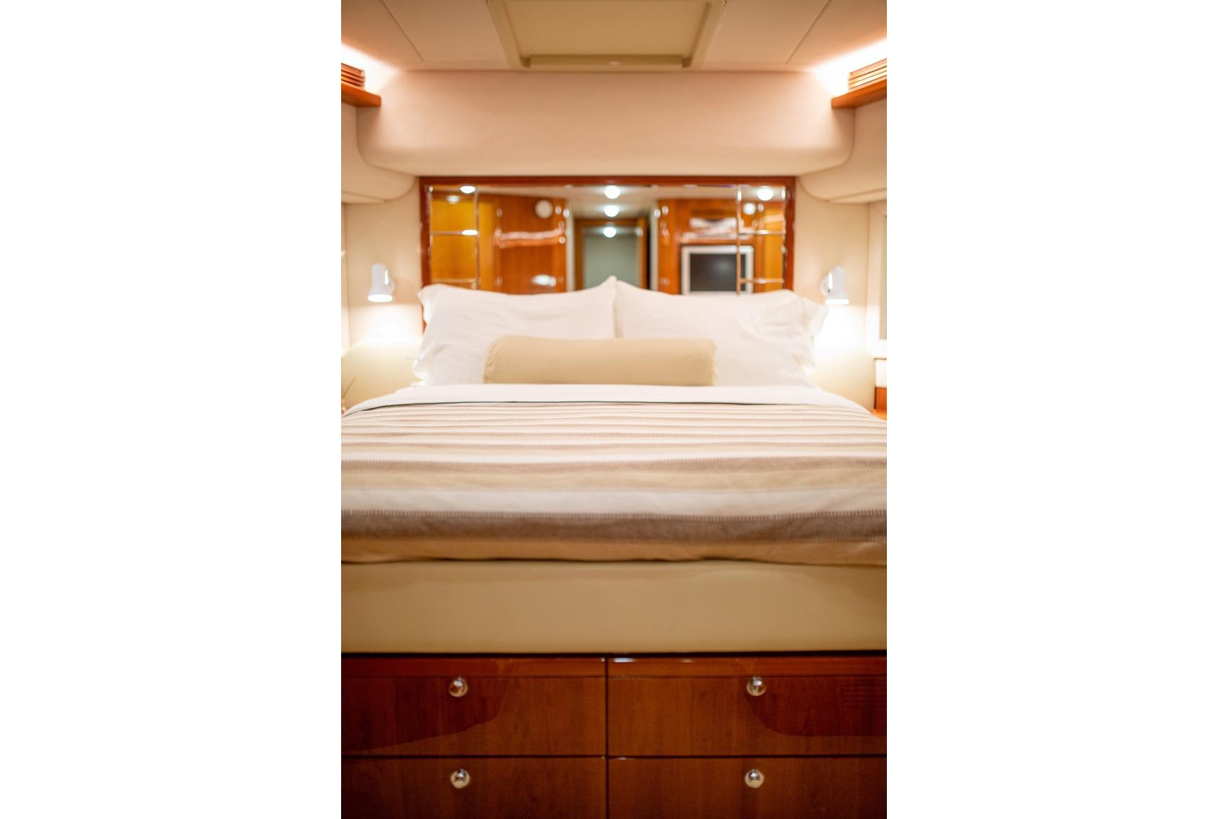 Ferretti 830