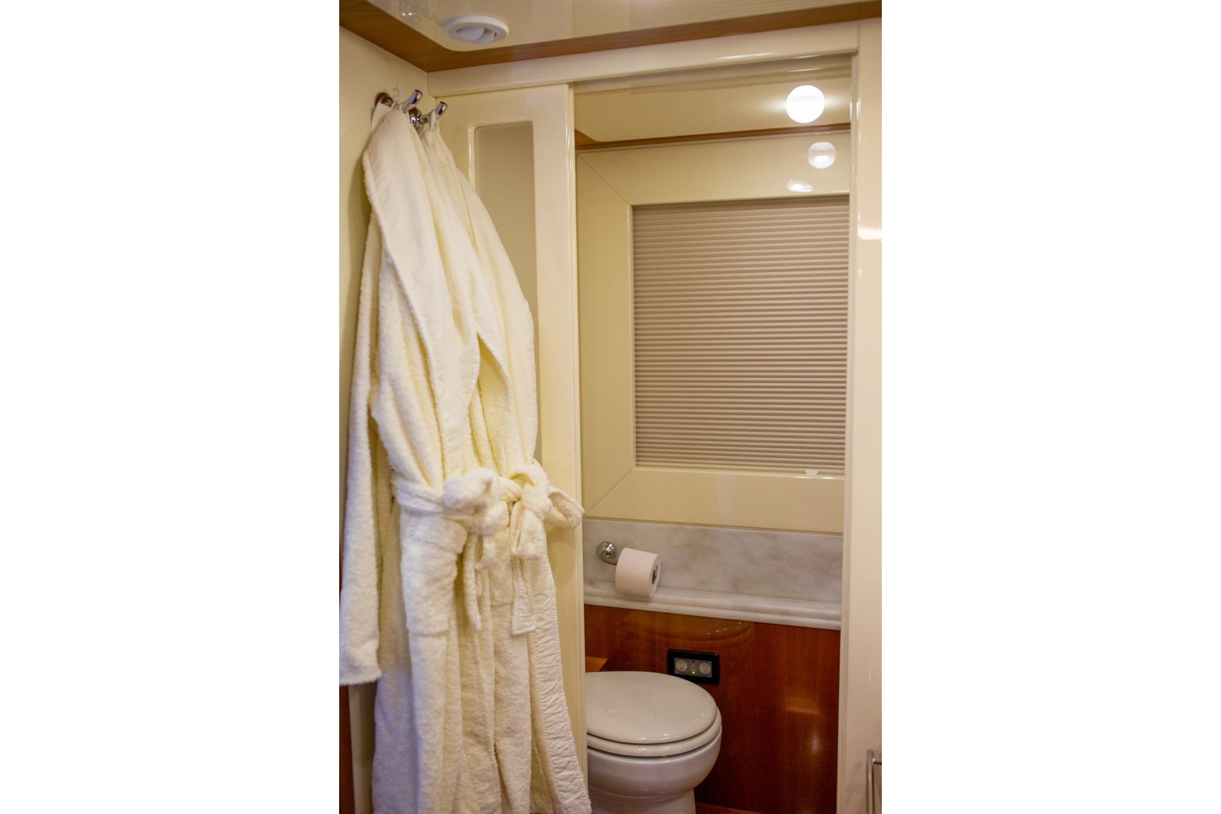 Ferretti 830