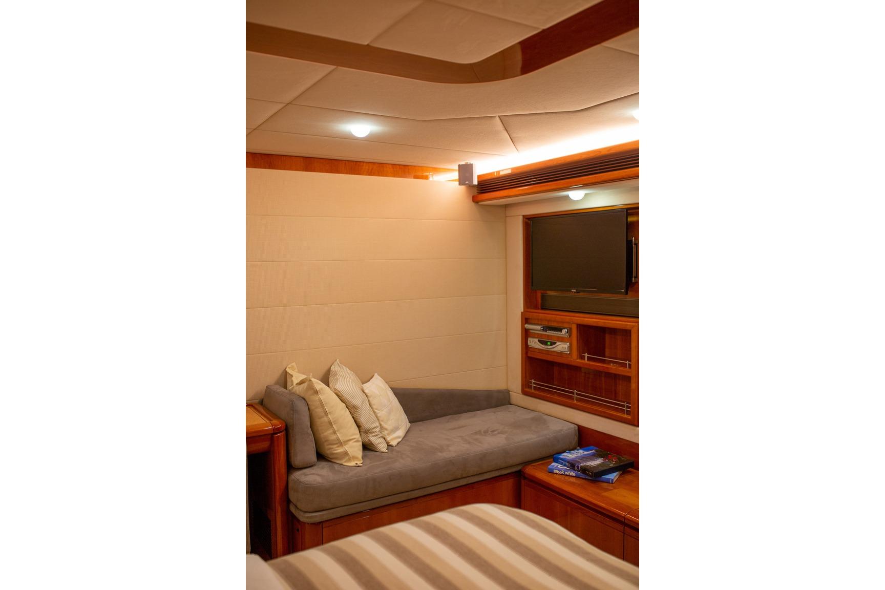 Ferretti 830