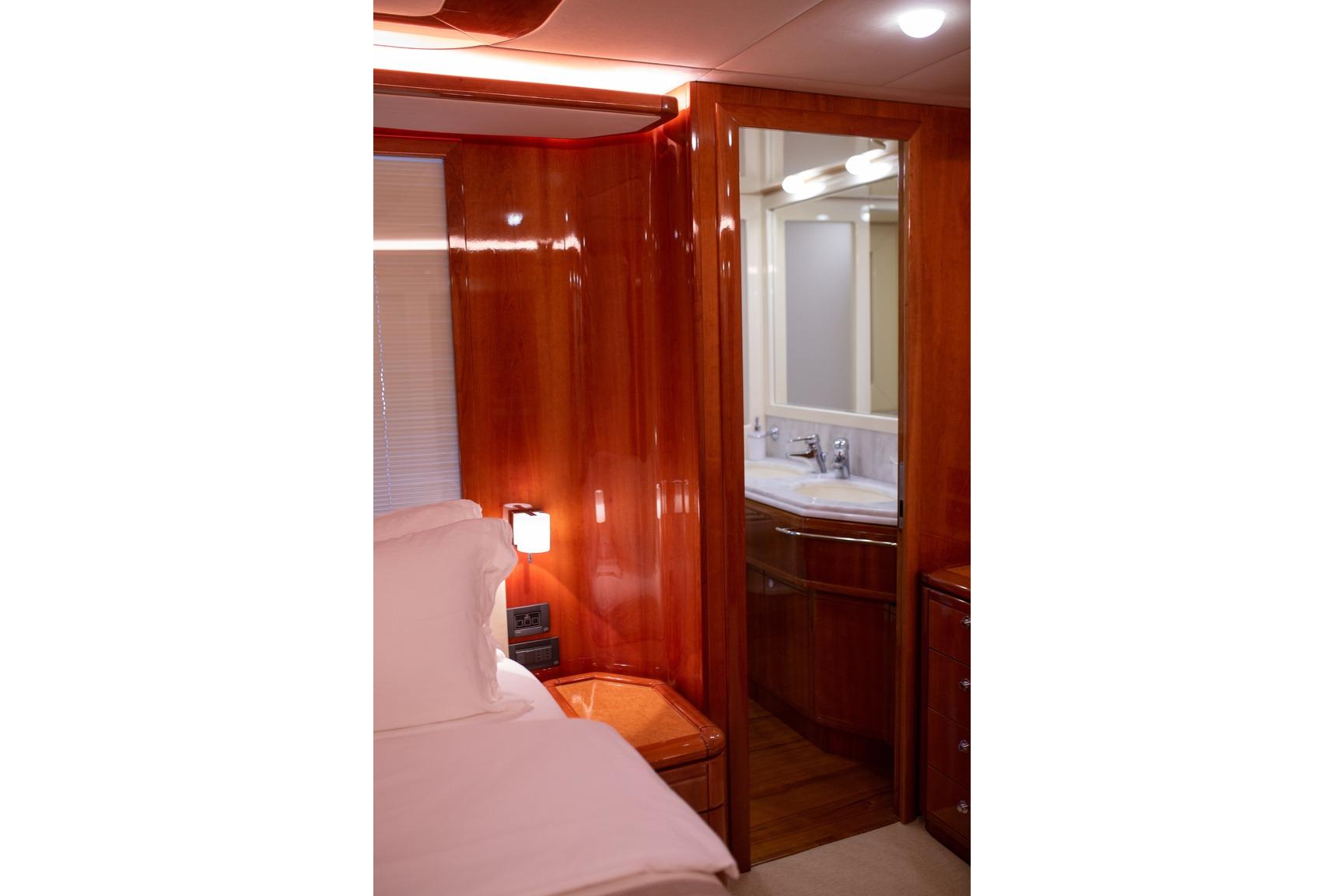 Ferretti 830