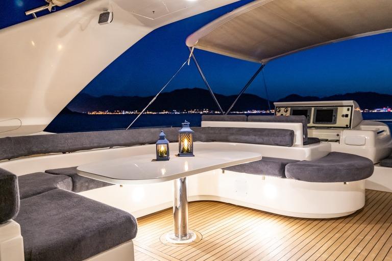 Ferretti 830