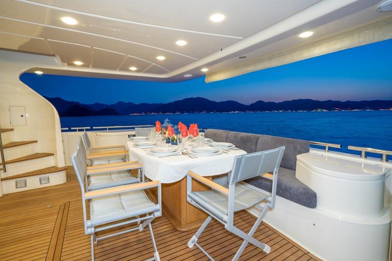 Ferretti 830