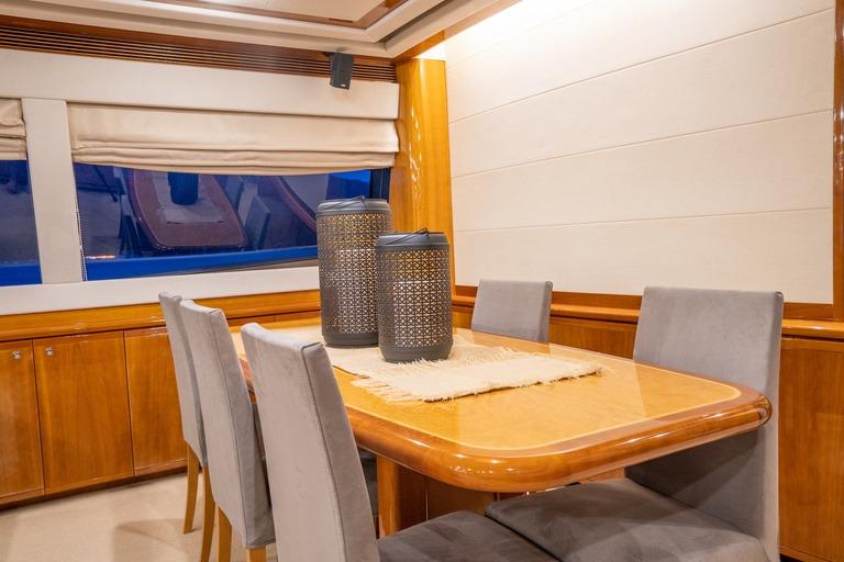 Ferretti 830