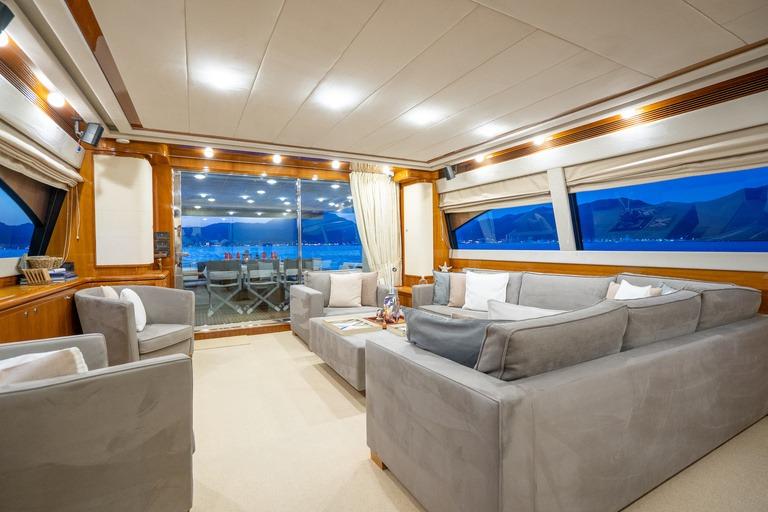 Ferretti 830
