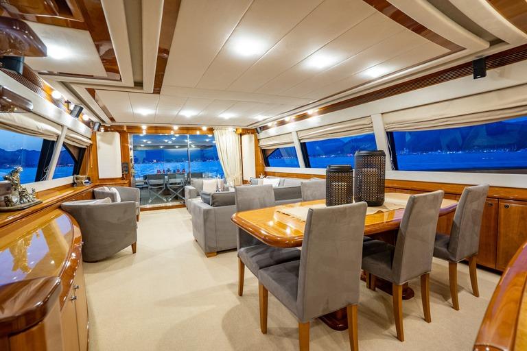 Ferretti 830