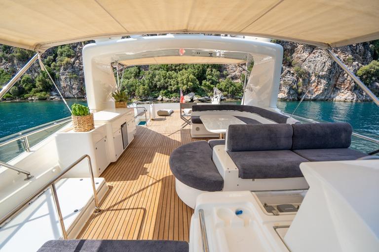 Ferretti 830
