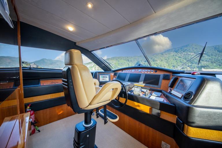 Ferretti 830
