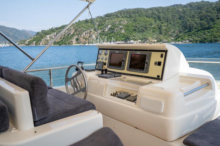 Ferretti 830