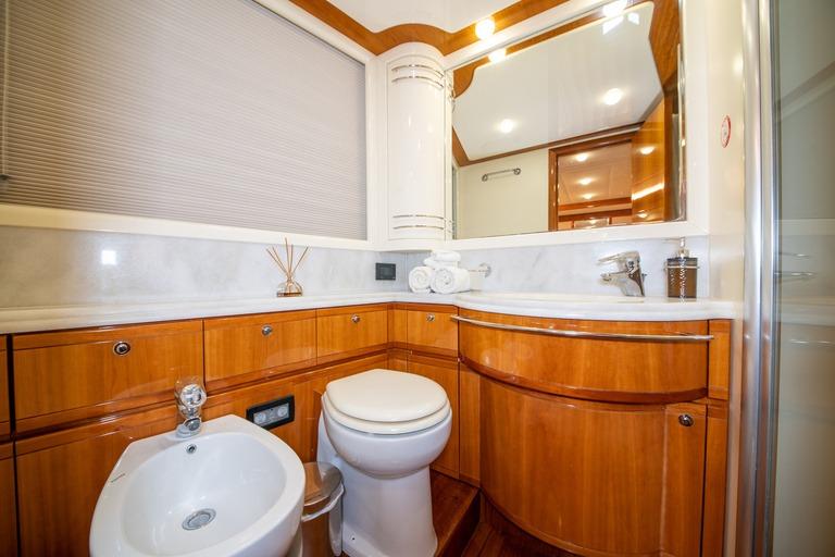 Ferretti 830