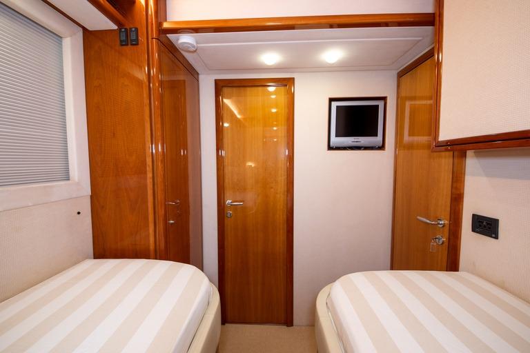 Ferretti 830
