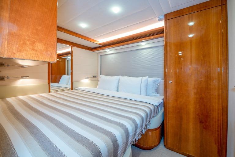 Ferretti 830