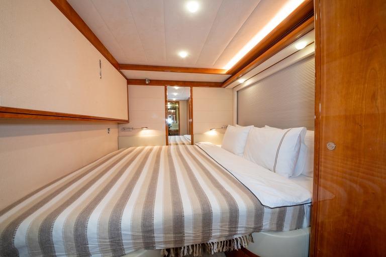 Ferretti 830