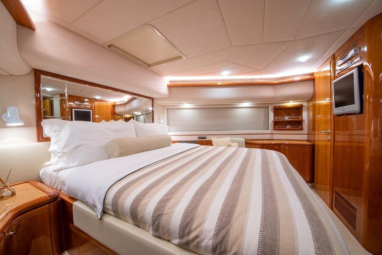 Ferretti 830