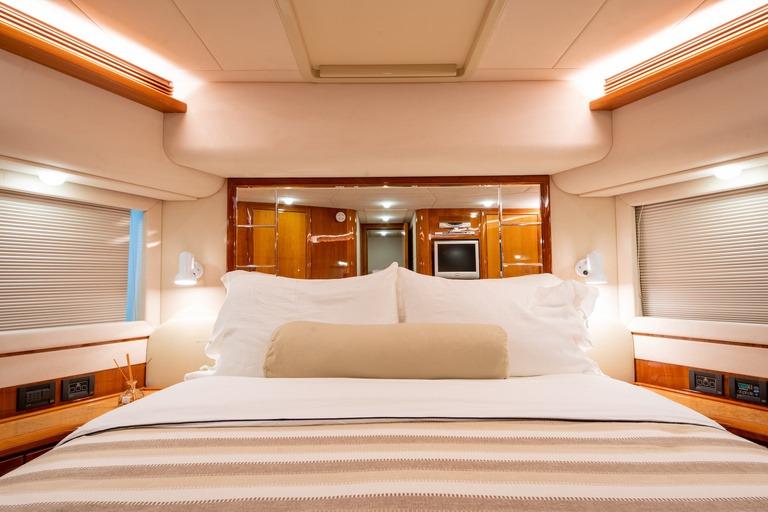 Ferretti 830