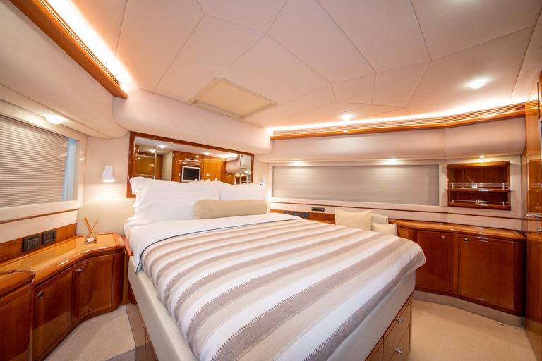 Ferretti 830