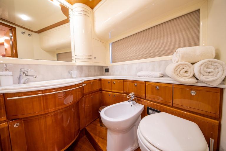 Ferretti 830