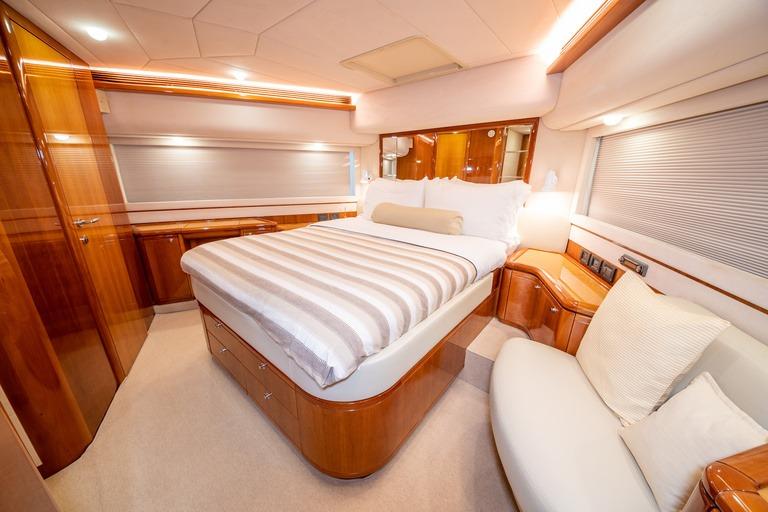 Ferretti 830