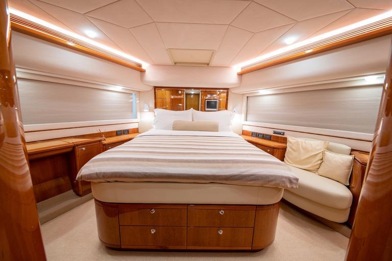 Ferretti 830