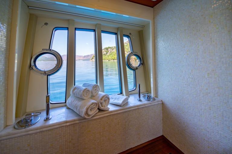 Ferretti 830