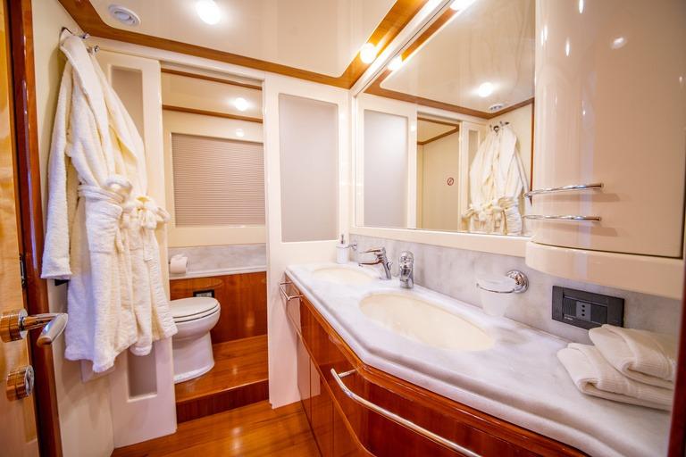 Ferretti 830