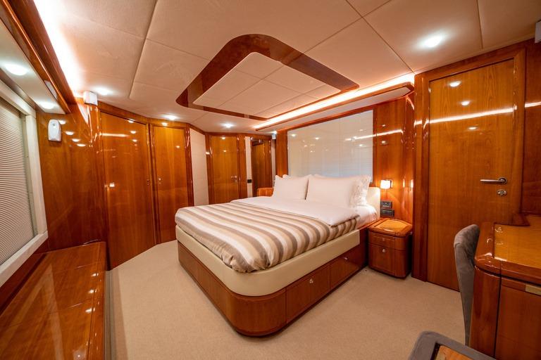Ferretti 830