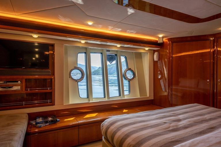 Ferretti 830