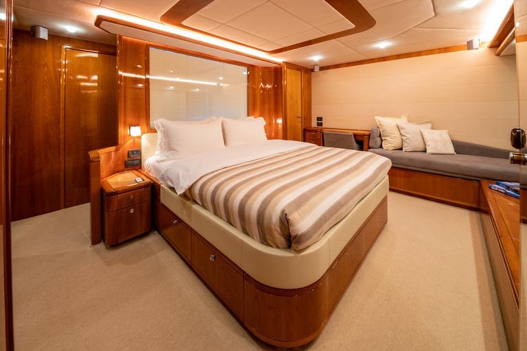 Ferretti 830