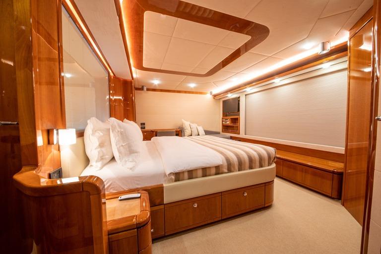 Ferretti 830