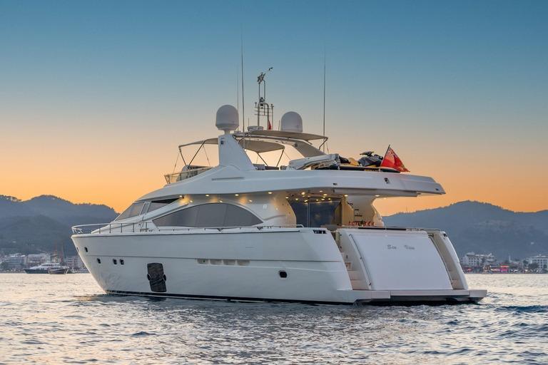 Ferretti 830