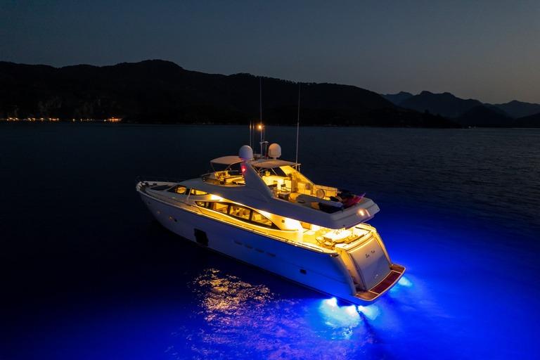Ferretti 830