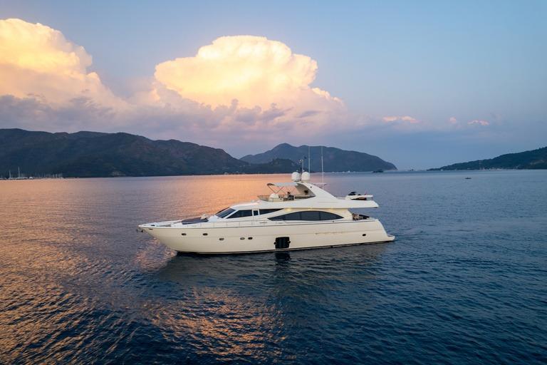Ferretti 830