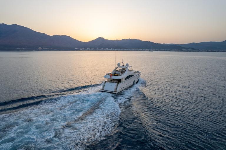 Ferretti 830