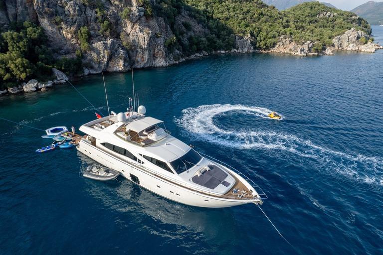 Ferretti 830