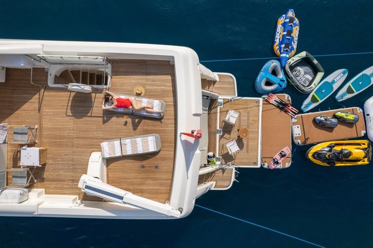 Ferretti 830